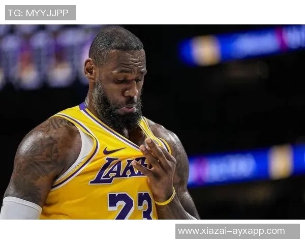 亚当斯边叫疼边偷瞄镜头ESPN配詹姆斯搞笑表情引发热议 亚当斯边叫疼边偷瞄镜头ESPN配詹姆斯搞笑表情引发热议