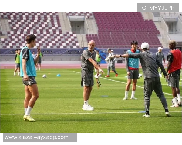 海港冬训首堂课在多哈举行新援让克劳德积极参与合练展现状态