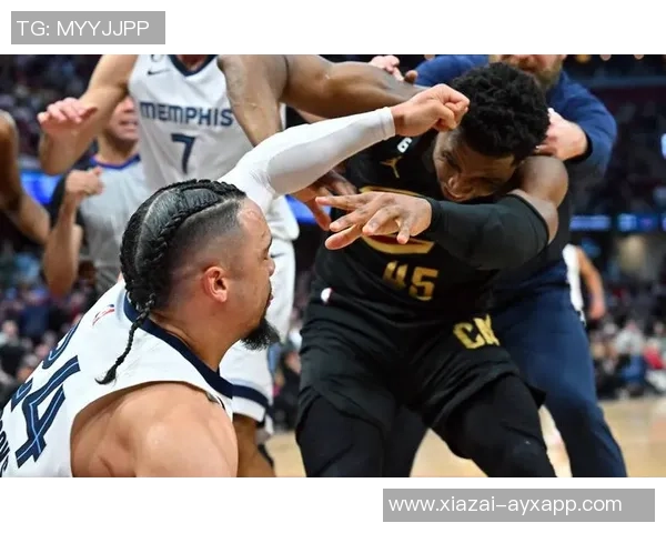 亚当斯称狄龙场下可爱场上却毫不留情甚至肘击自己 亚当斯称狄龙场下可爱场上却毫不留情甚至肘击自己